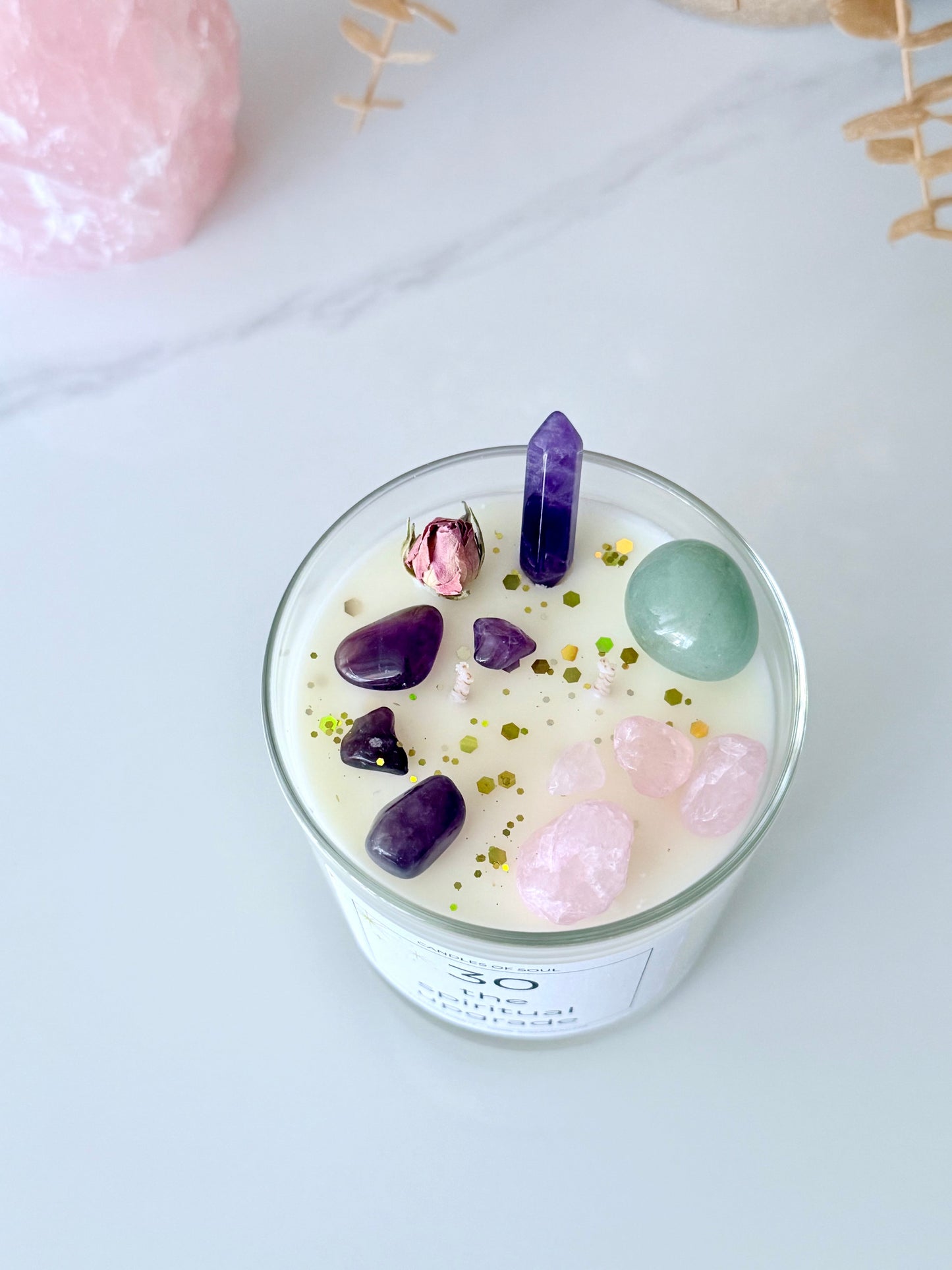 Sojawachs-Kerze mit Kristallen und Blüten – ideales spirituelles Geschenk.