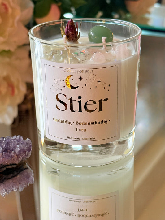 Detailansicht der Heilsteine Rosenquarz und Aventurin eingebettet in weißes Sojawachs.