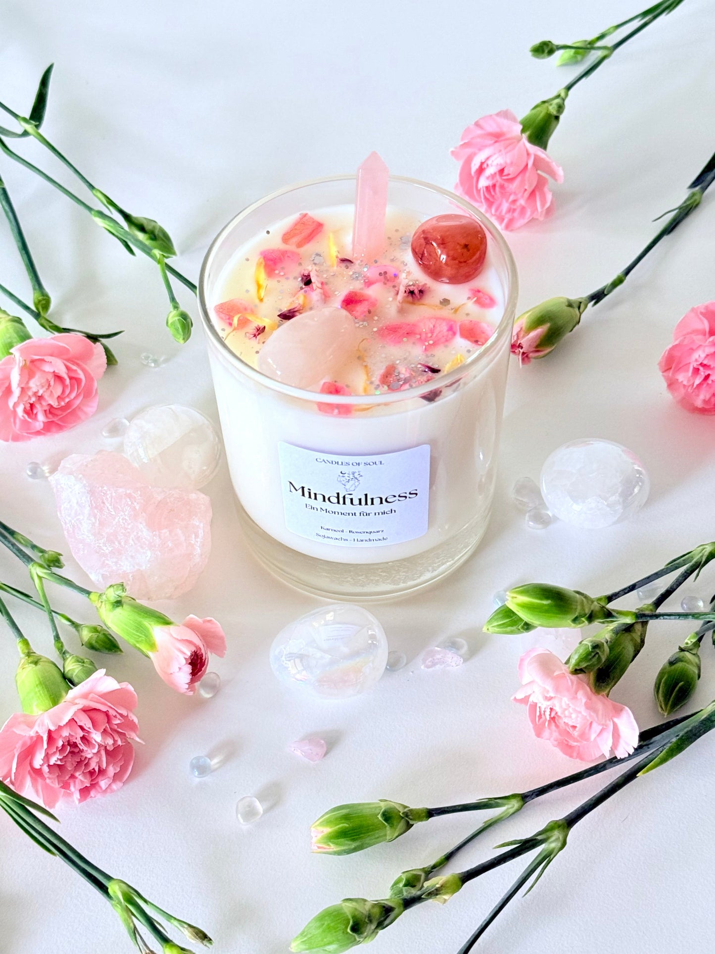 Handgemachte Kristallkerze „Mindfulness“ mit Rosenquarz, Karneol und Blüten