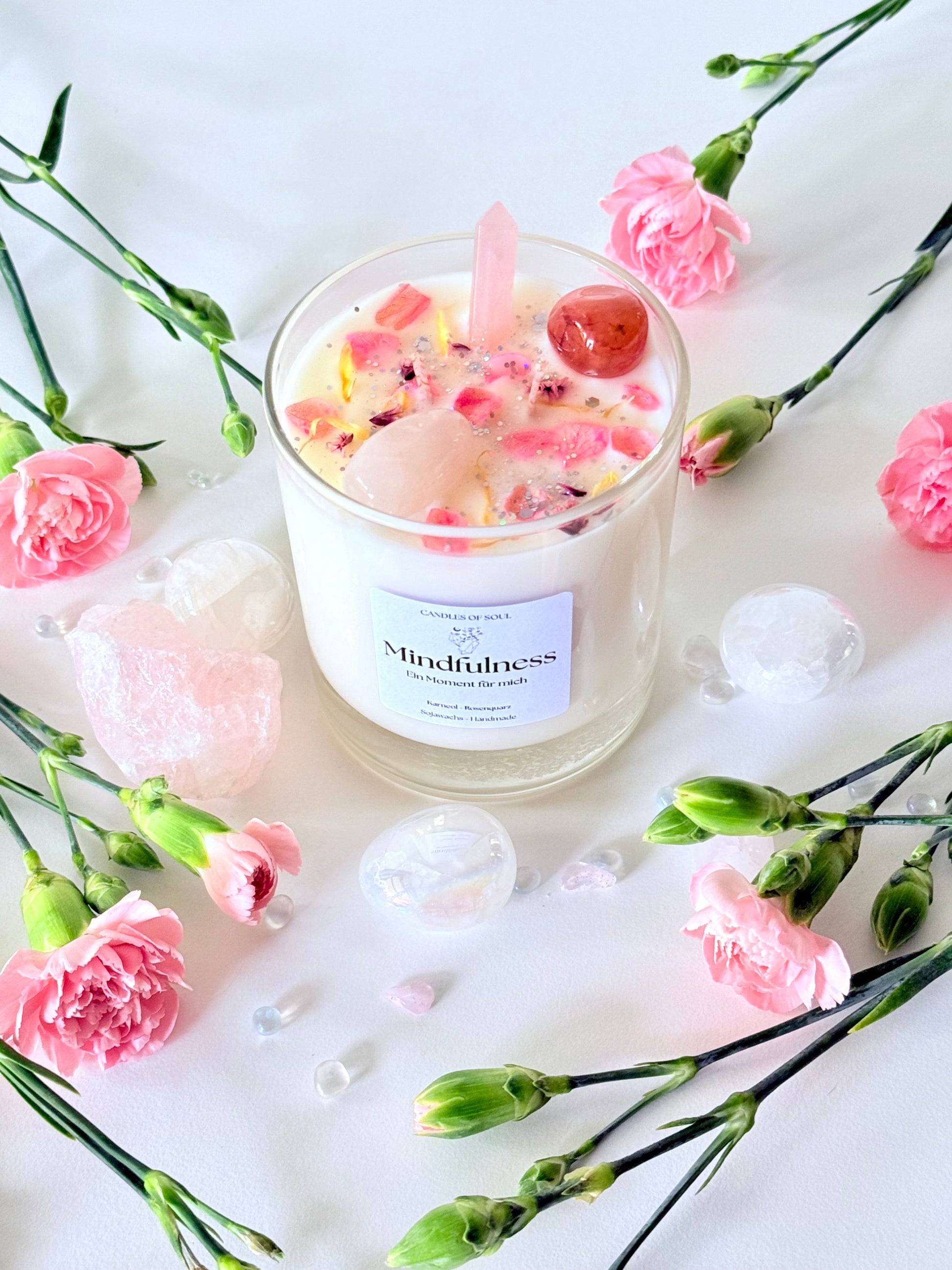 Handgemachte Kristallkerze „Mindfulness“ mit Rosenquarz, Karneol und Blüten