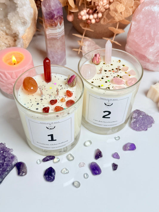 Kristallkerzen brennen stimmungsvoll im Advent