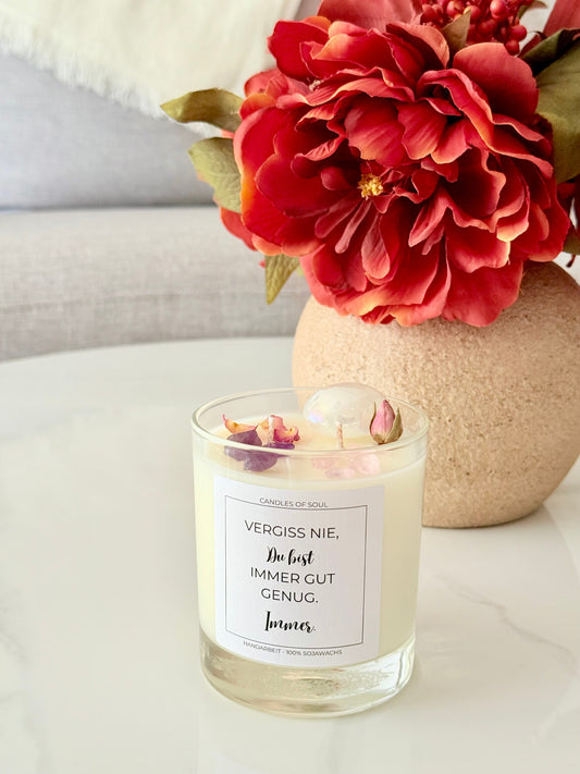 Handgemachte Affirmationskerze mit Amethyst, Aura Quarz und Rosenblüten im Glas