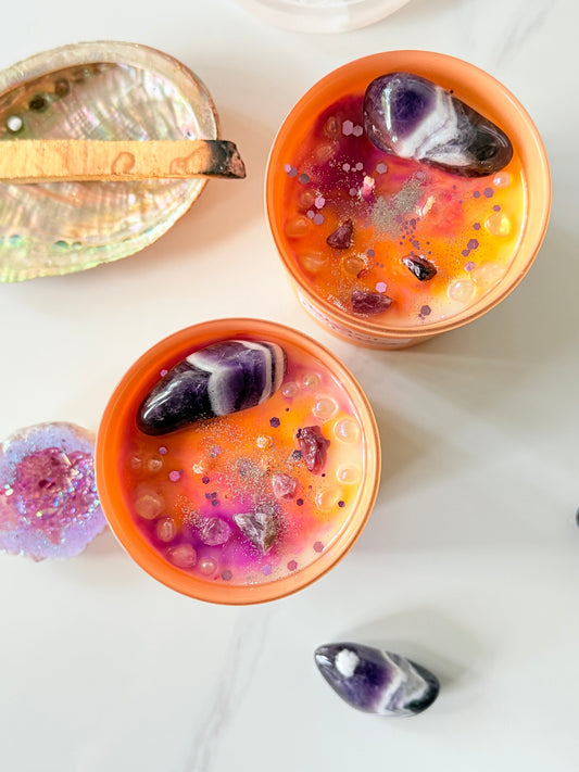Handgemachte Duftkerze mit Amethyst und Sojawachs in orangem Glasgefäß