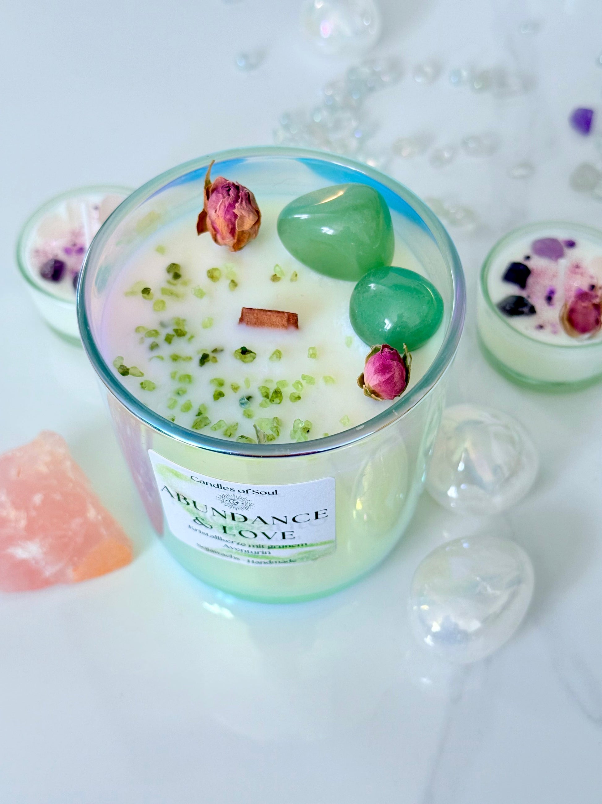 Handgegossene Duftkerze mit grünem Aventurin und blumigem Lavendel-Kamille-Vanille-Duft