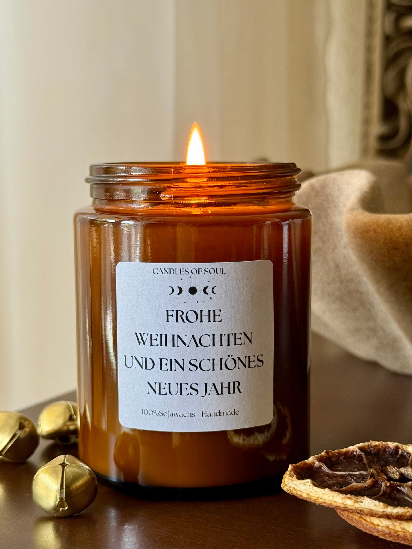 Duftkerze im braunen Glas mit Etikett „Frohe Weihnachten und ein schönes neues Jahr“