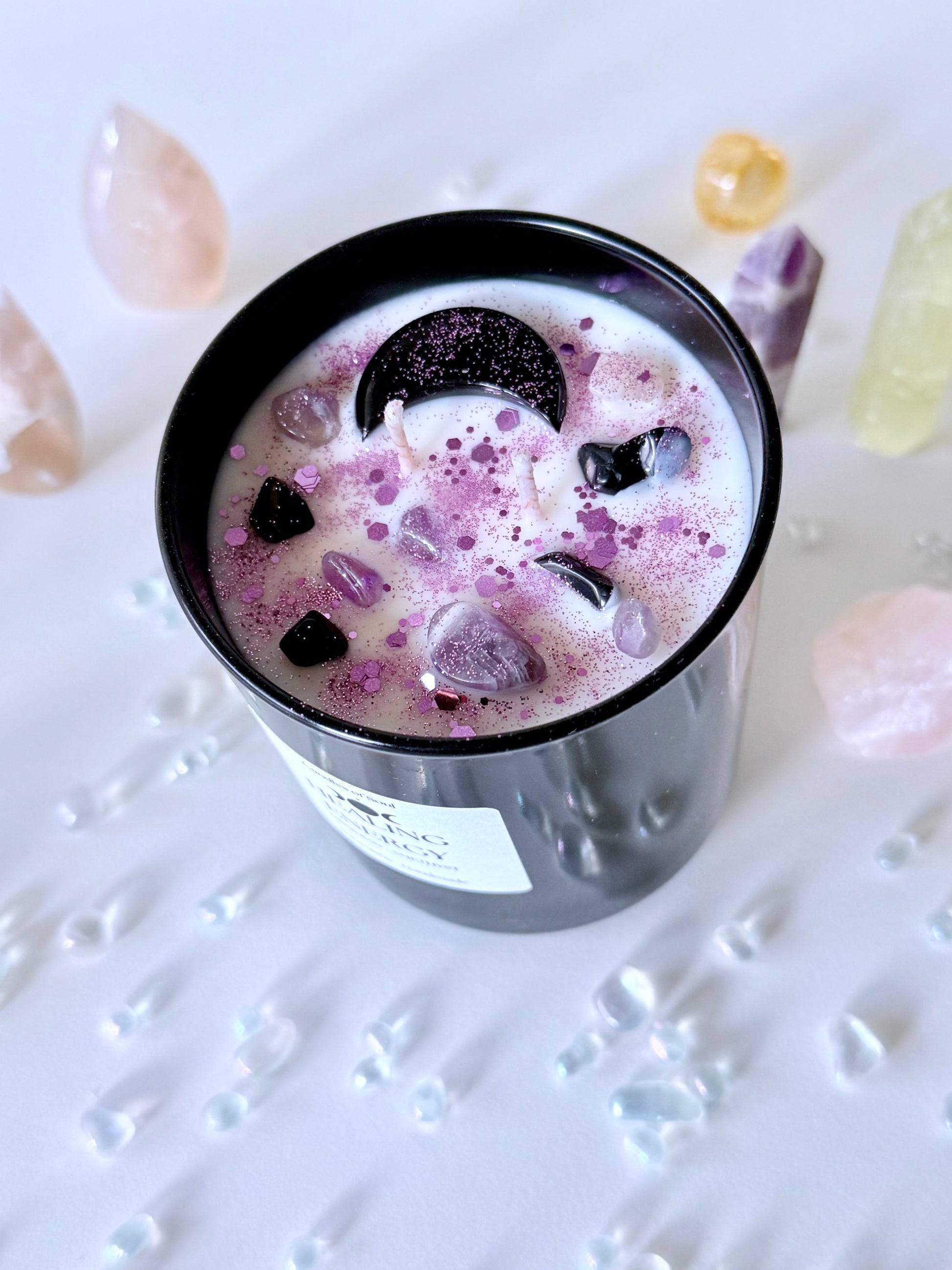 Duftkerze mit zwei Dochten, dekoriert mit Amethyst und Obsidian – energetisches Wohlfühllicht