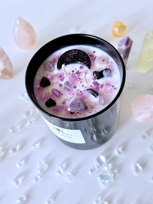 Duftkerze mit zwei Dochten, dekoriert mit Amethyst und Obsidian – energetisches Wohlfühllicht