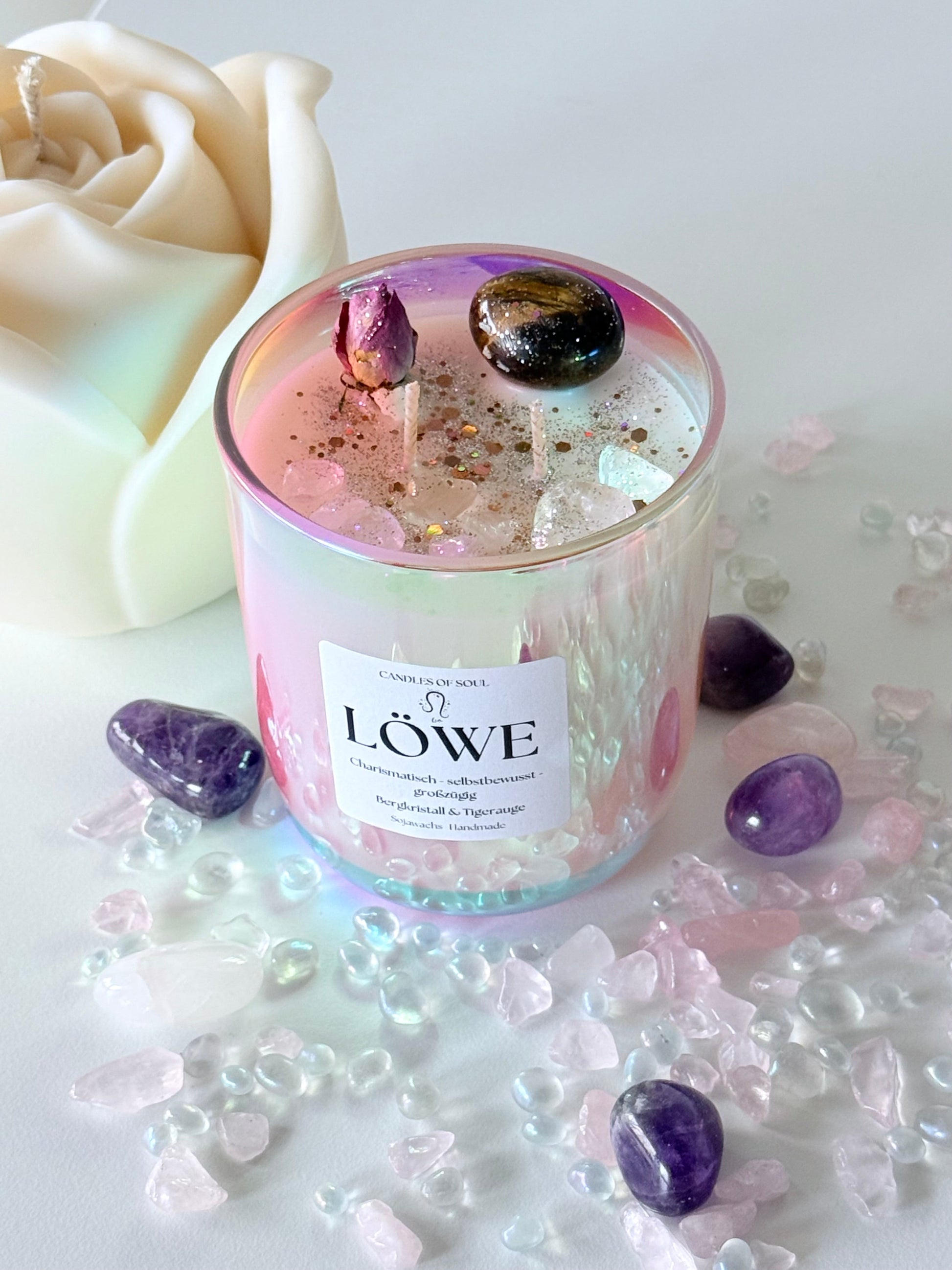 Nachhaltige Duftkerze mit kraftvollen Edelsteinen und sanften Aromen – Perfekt als Geschenk oder zur energetischen Reinigung.