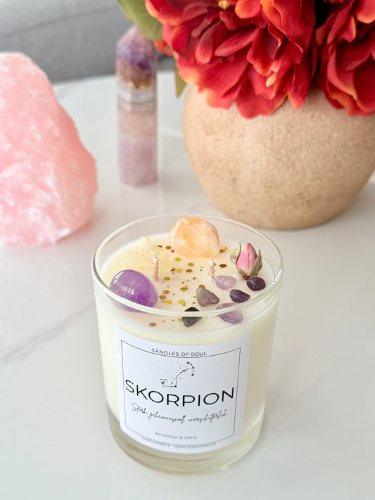 Handgemachte Sternzeichenkerze Skorpion mit Edelsteinen, Naturwachs & Blumen | CandlesOfSoul Berlin