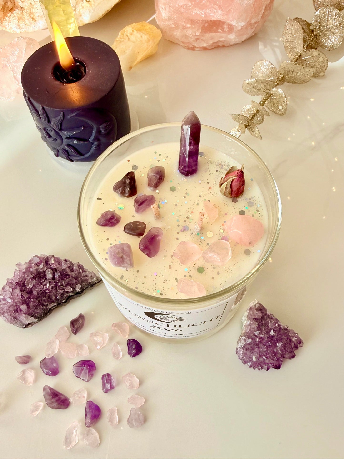 Magische Kristallkerze mit Kristallen, Geoden und rosa Salzlampe – spirituelle Home-Deko
