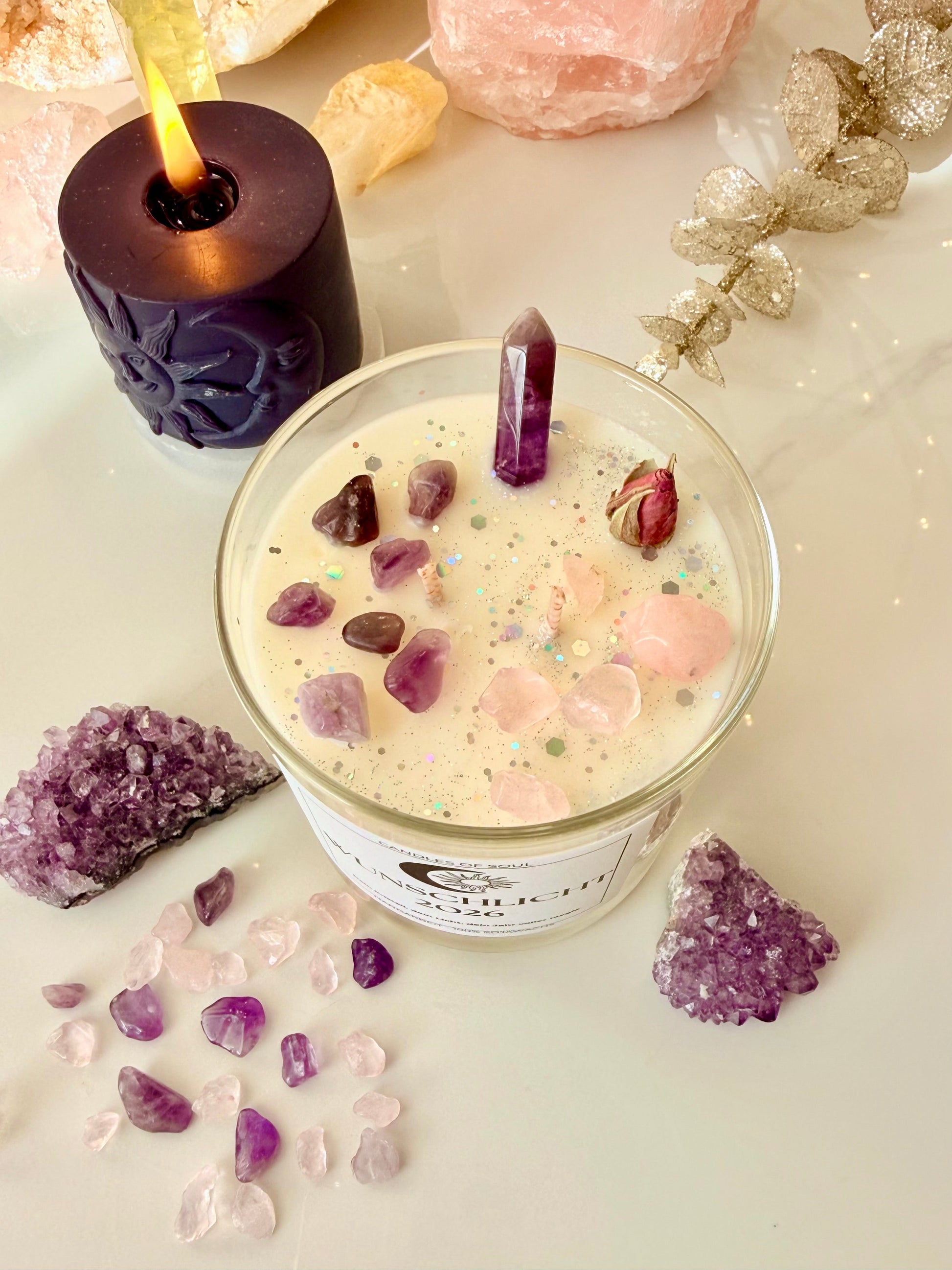 Magische Kristallkerze mit Kristallen, Geoden und rosa Salzlampe – spirituelle Home-Deko