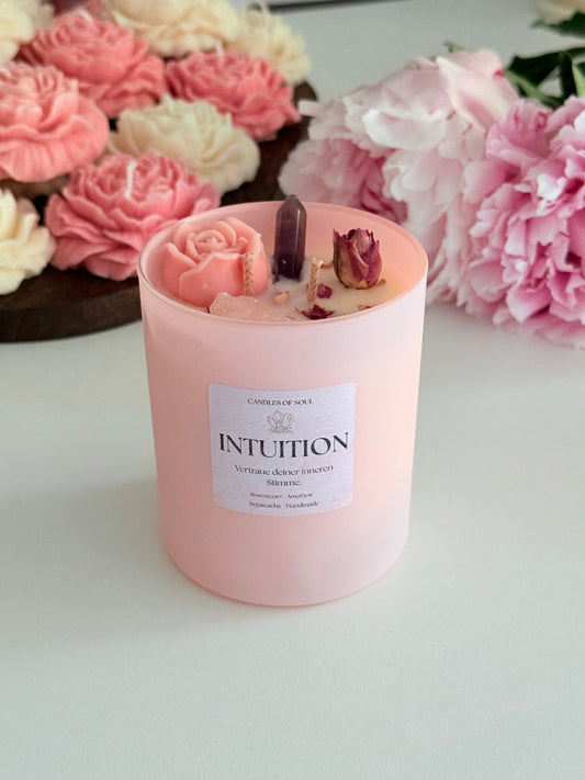 Duftkerze mit Amethyst, Rosenquarz und rosa Wachsröschen in rosa Glas