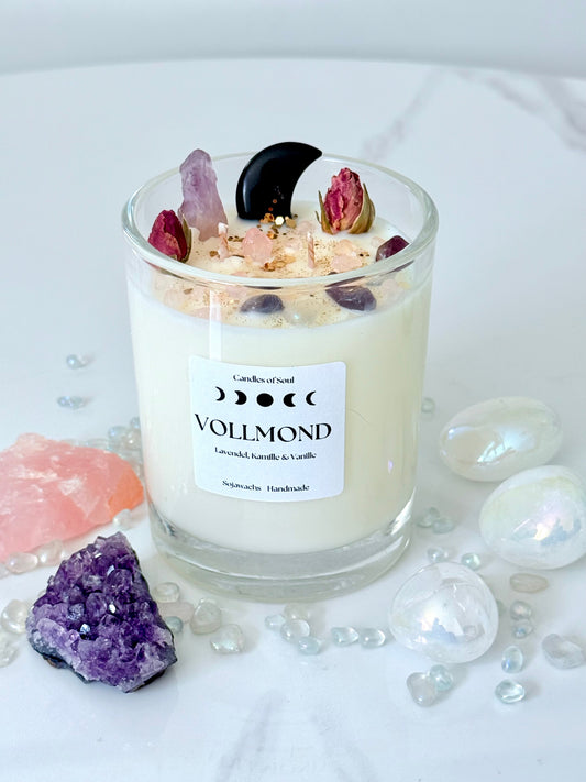 Vegan hergestellte Sojawachskerze mit Vollmondsymbol, beruhigendem Lavendelduft und Heilsteinen – perfektes Geschenk zur Entspannung