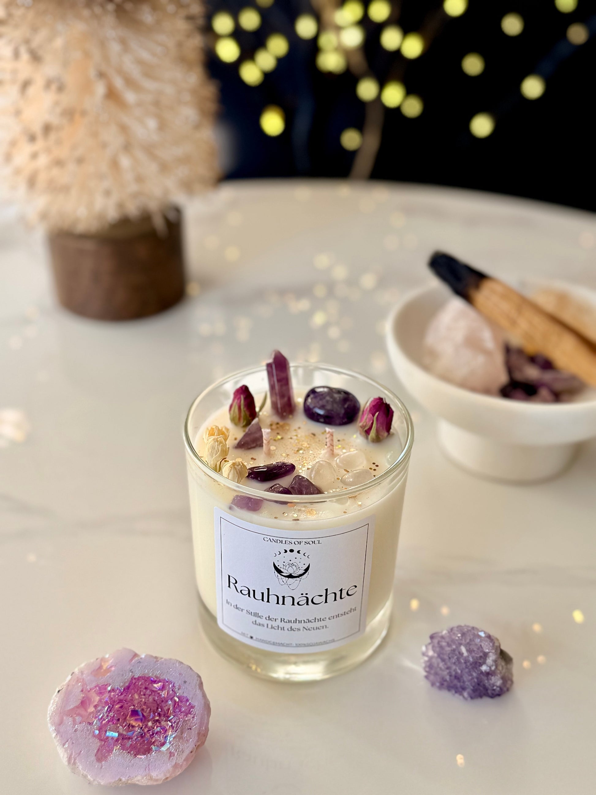 Ritualkerze Neuanfang aus 100% Sojawachs mit Amethystdruse daneben liegend.