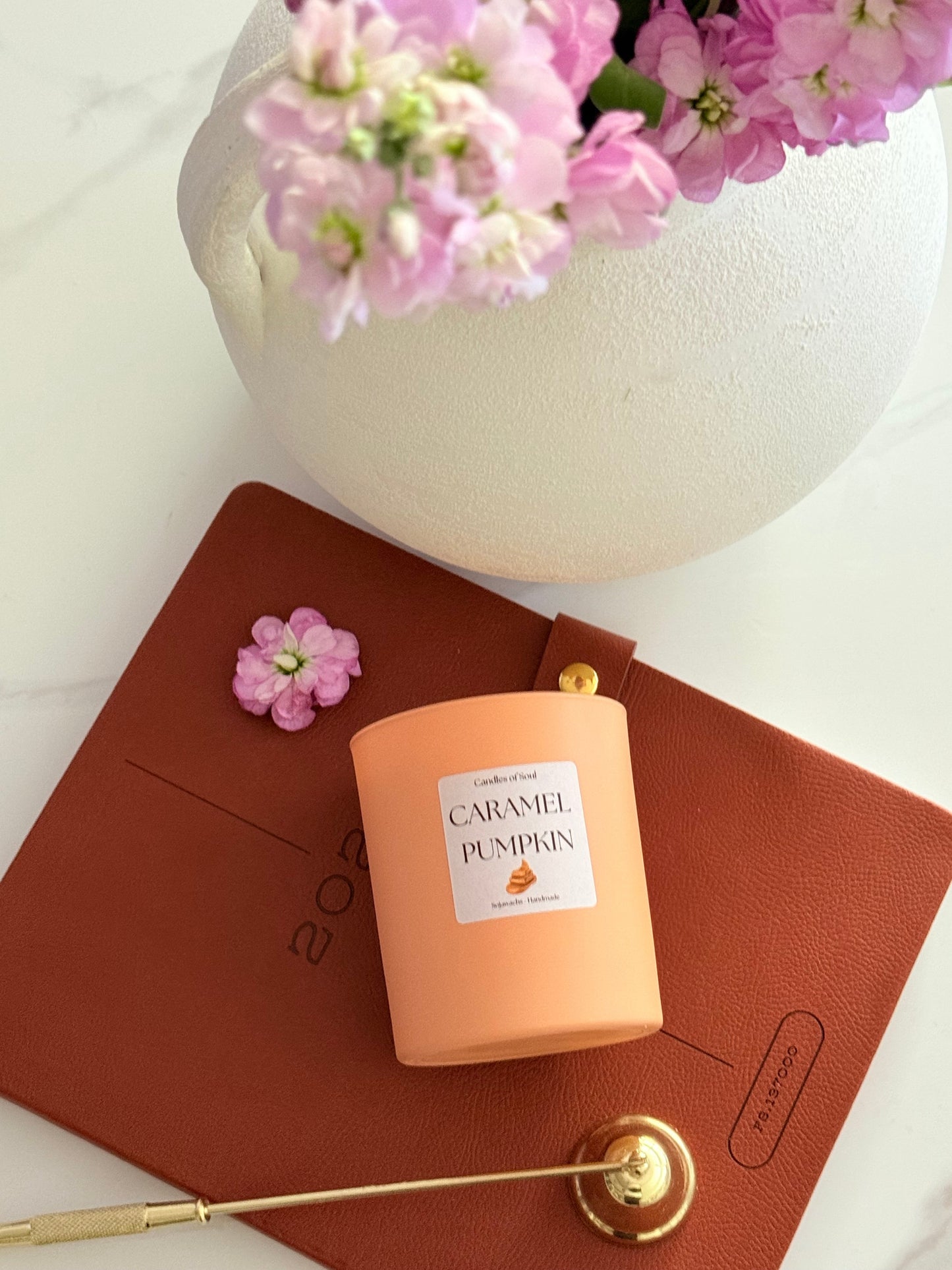 Nachhaltige Geschenkidee: Sojawachskerze Caramel Pumpkin, perfekt für Herbst und Winterabende.