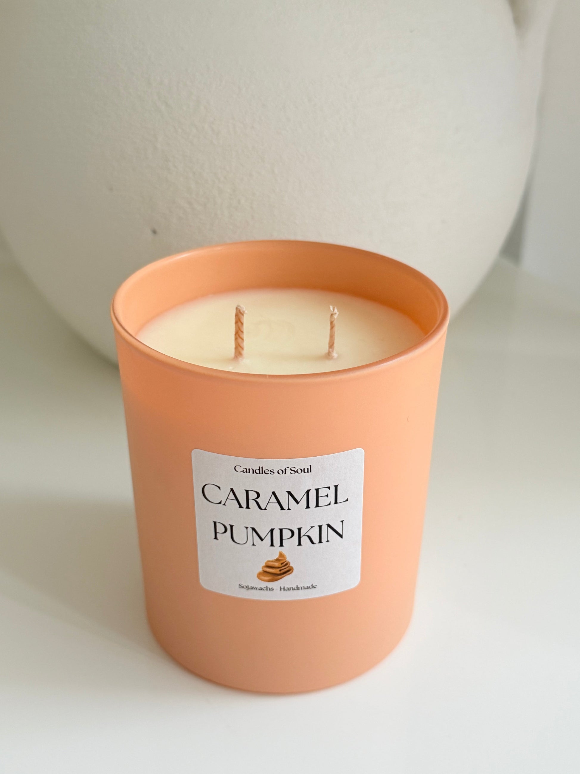 Detailaufnahme der veganen Duftkerze Caramel Pumpkin – mattes Glas, stilvolles Etikett.