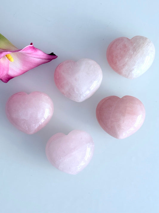 Rosenquarz Herzsteine – glatt polierte Heilsteine in zartem Rosa
