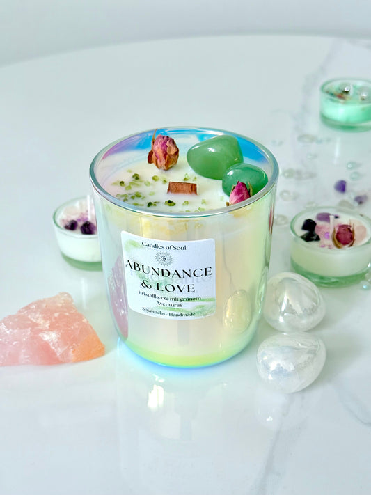 Kristallkerze Abundance & Love mit grünem Aventurin, Rosenknospen & Holzdocht