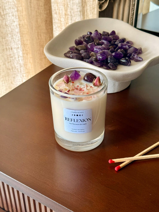 Reflexion Kerze mit Amethyst, Rosenquarz und Blüten in Glasgefäß