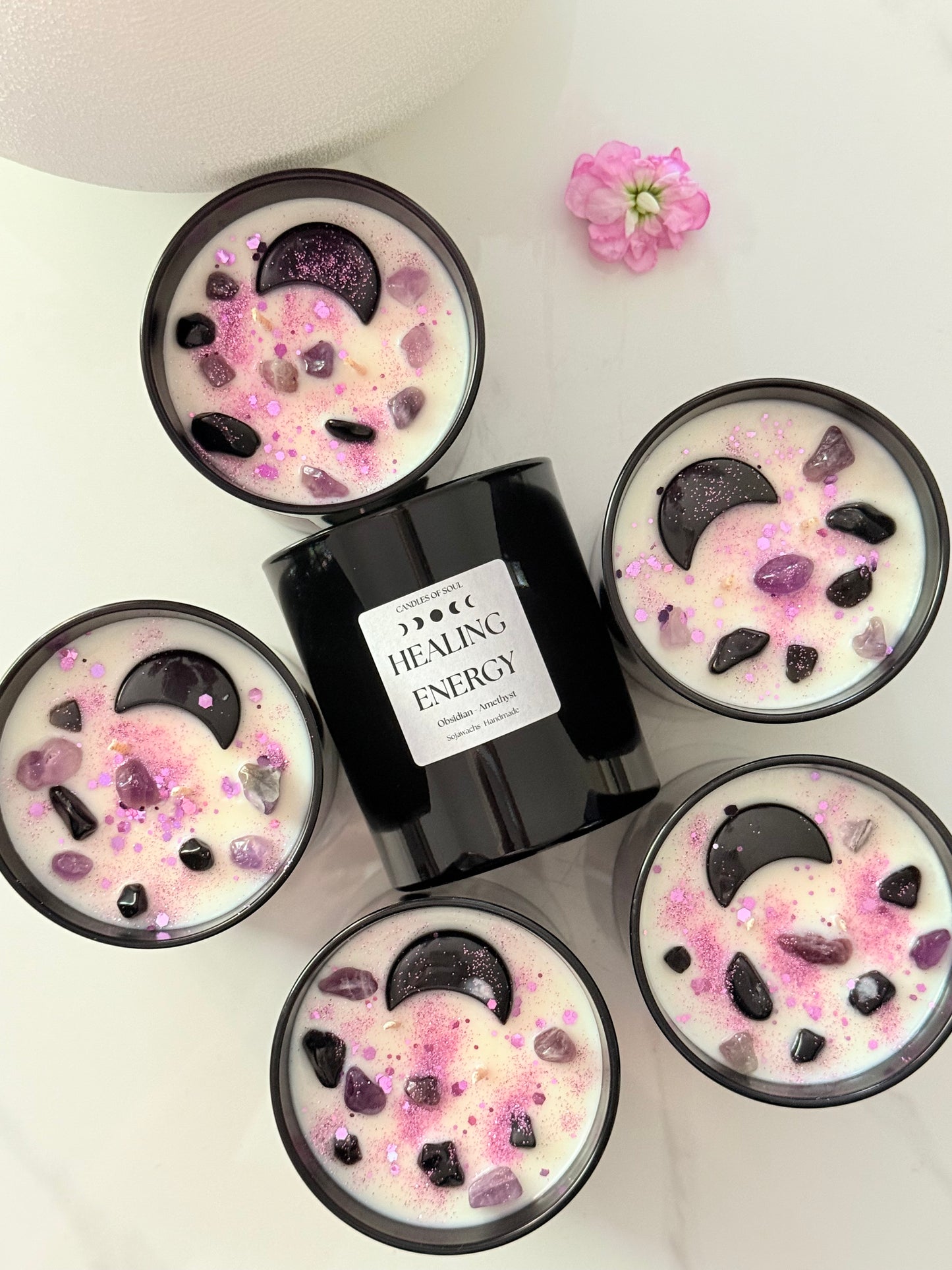 Handgegossene Sojawachskerze mit Heilsteinen – Obsidian & Amethyst für emotionale Reinigung