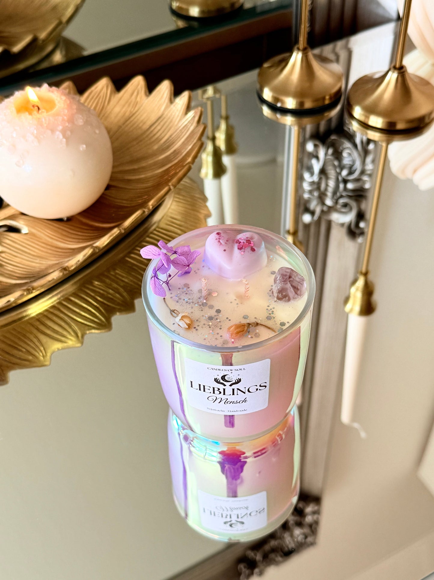 Handgefertigte Geschenkkerze für Lieblingsmenschen mit spirituellem Design und zwei Dochten.