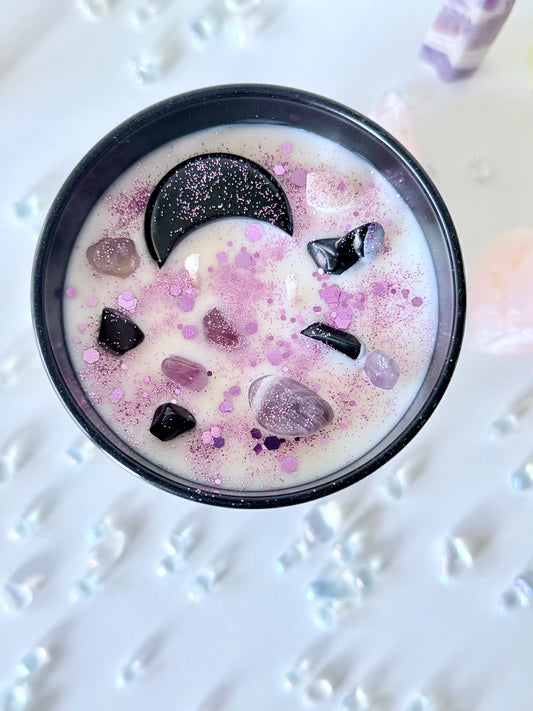 Handgegossene Sojawachskerze mit Heilsteinen – Obsidian & Amethyst für emotionale Reinigung