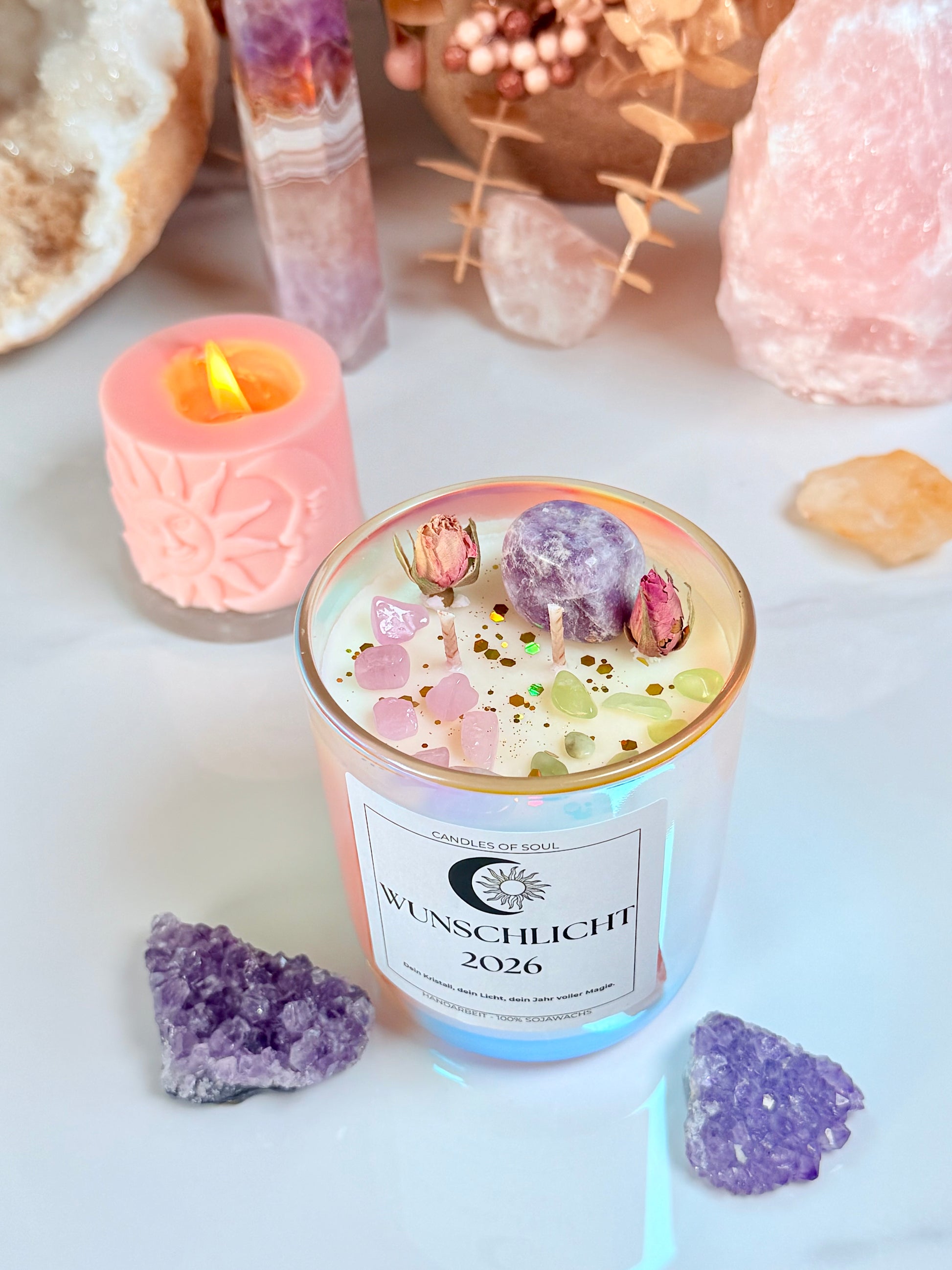 Magische Wunschlicht-Kerze mit Edelsteinen für Manifestation, Herzenswärme & spirituelle Momente.
