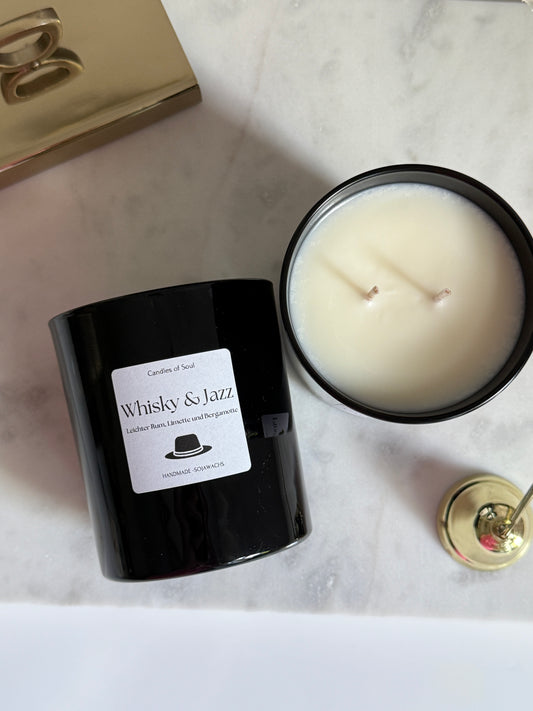 Maskuline Duftkerze mit rauchigen Noten von Whisky, Rum, Cashmere und Bergamotte.