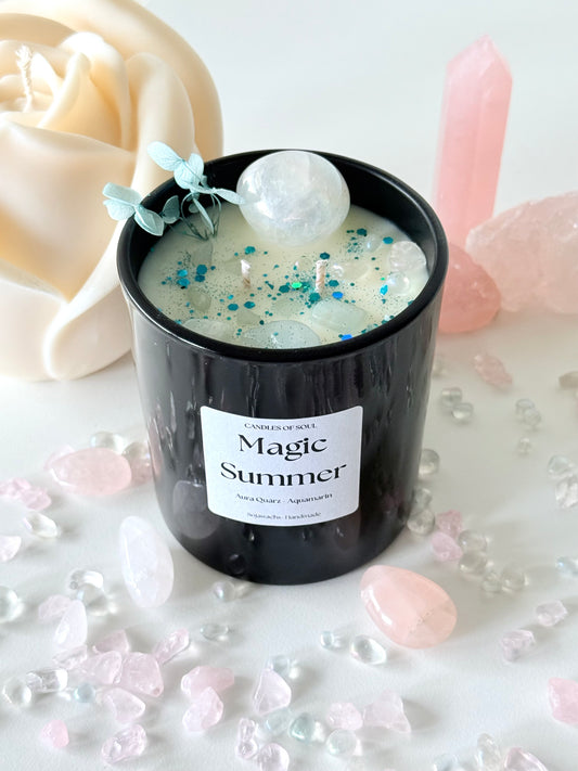 Spirituelle Duftkerze Magic Summer mit Kristallen, Blüten und tropischem Duft in schwarzem Glas