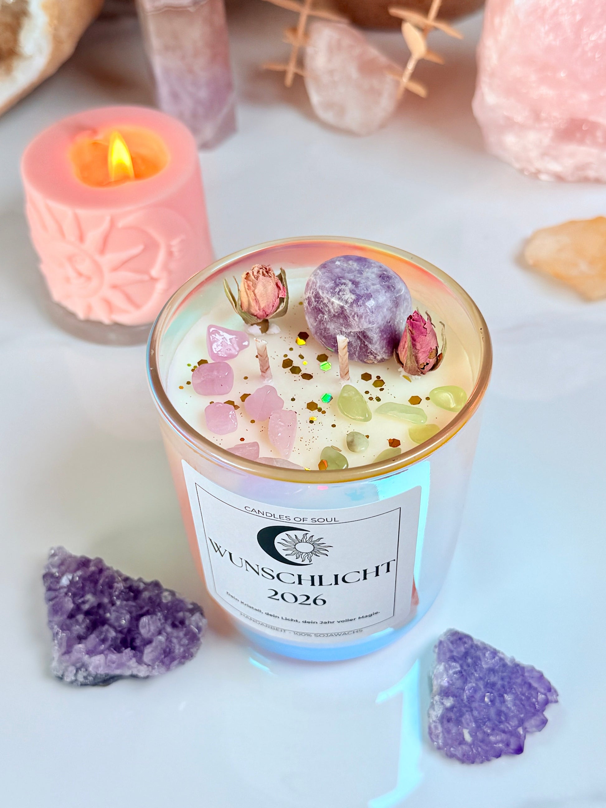 Emotionale Aufnahme einer handgemachten Kerze mit Rosenquarz, Jade und Lepidolith – Licht voller Hoffnung und Magie.