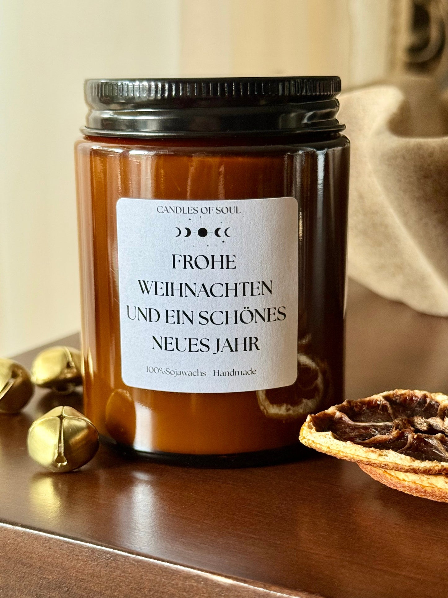 Handgemachte Weihnachtskerze aus Sojawachs mit sanftem Licht