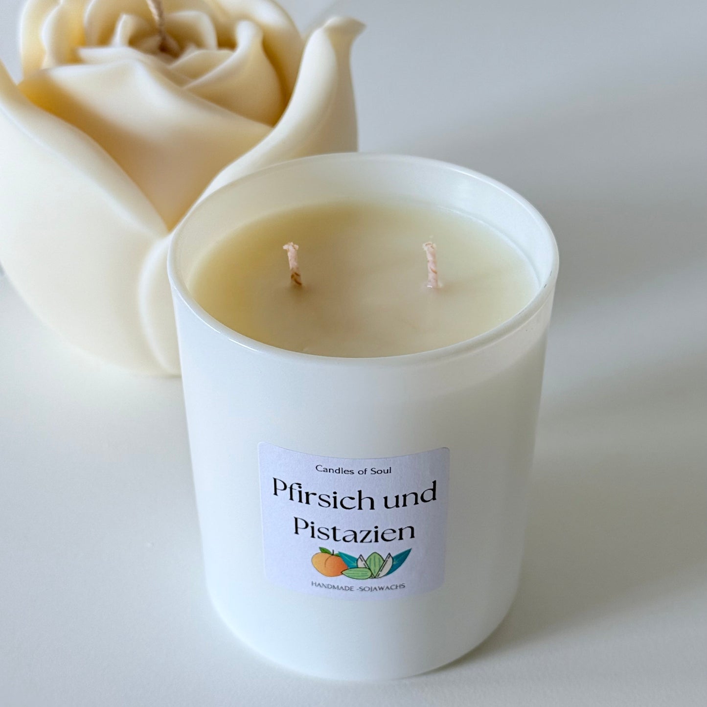 Duftkerze mit dem Aroma von saftigem Pfirsich und gerösteter Pistazie