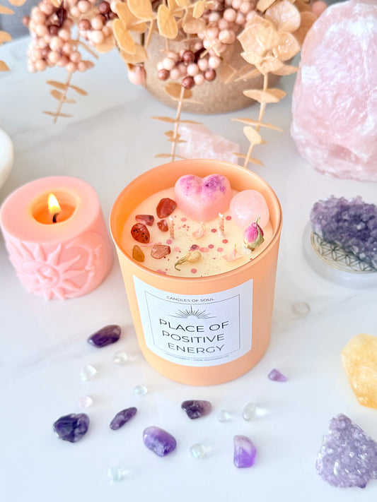 Handgemachte Duftkerze „Place of Positive Energy“ mit Rosenquarz und Karneol.