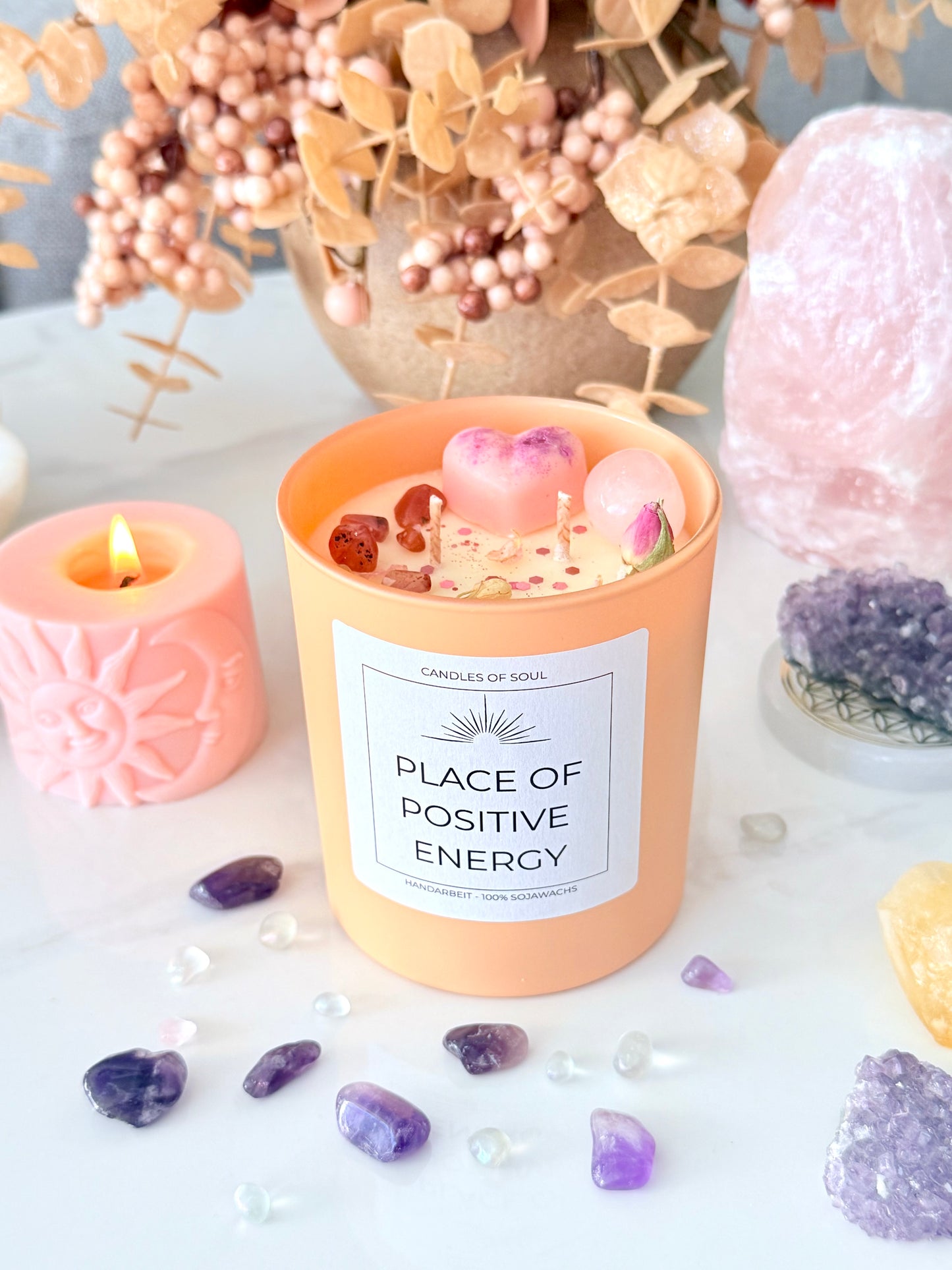 Spirituelle Sojawachskerze mit Edelsteinen, Blüten und Herzdeko.