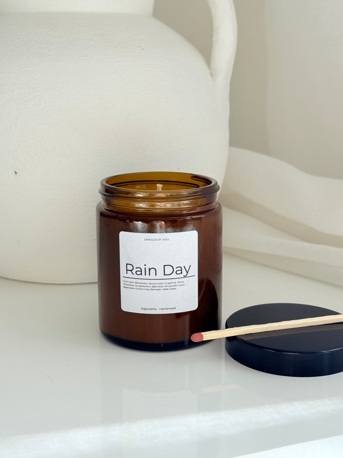 Rain Day Duftkerze im Braunglas – minimalistisch und handgegossen aus Sojawachs