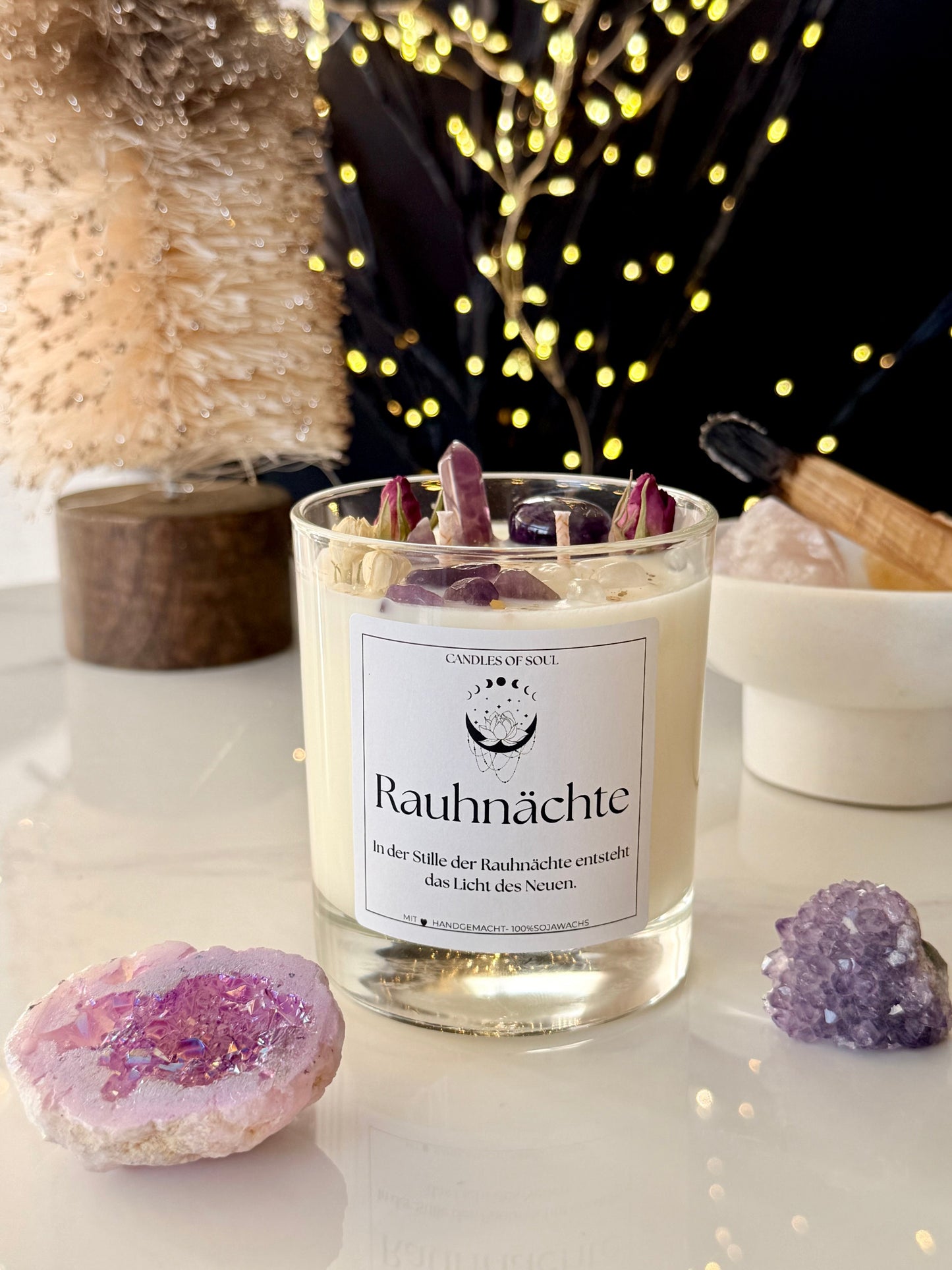 Candles of Soul Rauhnächte Kerze im Glas mit Label Spruch und Amethyst Kristallen auf weißem Tisch.