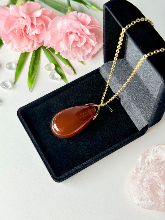 Energie-Schmuck aus Karneol – tropfenförmiger Anhänger mit goldener Kette