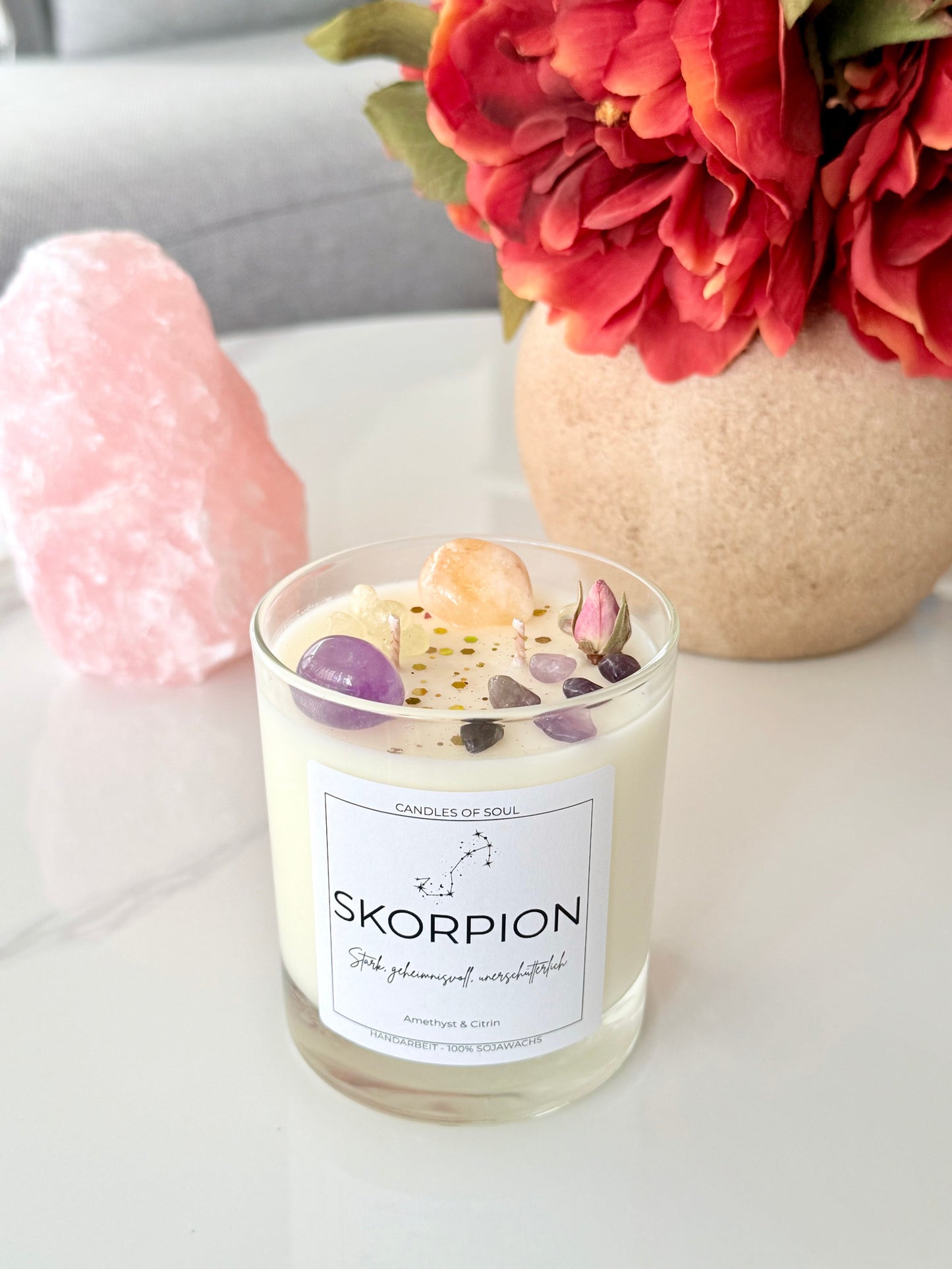 Skorpion Kristallkerze mit Amethyst und Citrin auf Marmortisch | Spirituelle Geschenkidee Berlin