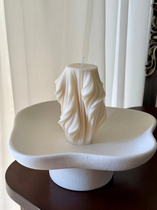 Minimalistische Softwave Kerze aus Rapswachs auf elegantem Holztisch