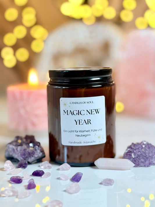 Draufsicht auf vegane Sojawachs Kerze im Glas mit goldenem Glitzer Konfetti auf der Oberfläche.