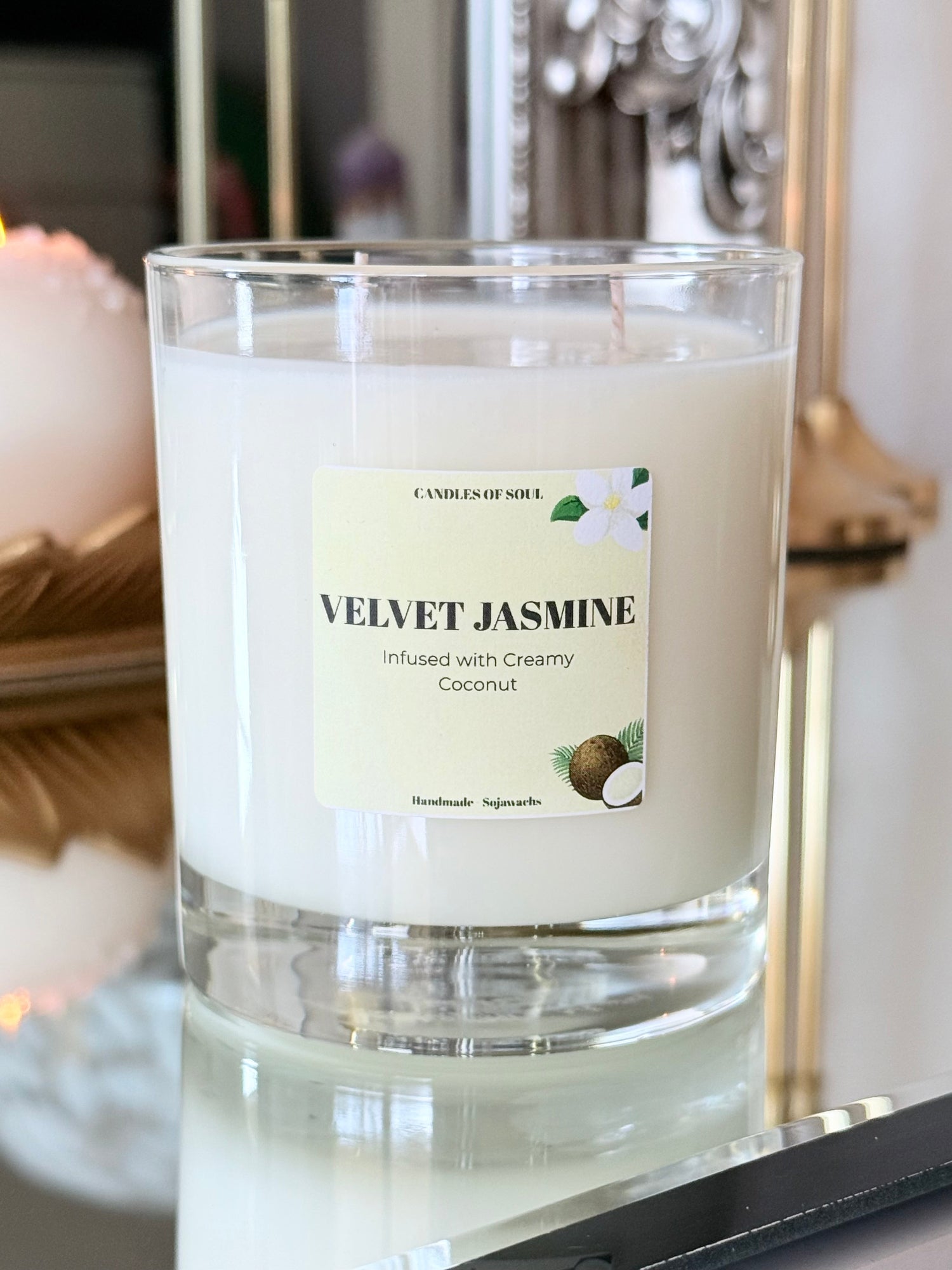 Handgegossene Sojawachs-Kerze mit Jasminduft und Kokosnuss-Aroma.