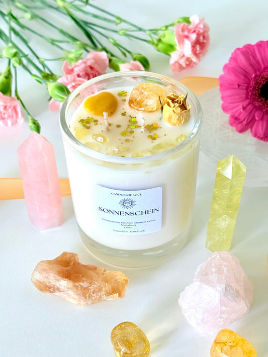Handgegossene Citrin-Kerze mit Zitrusduft und Edelstein-Deko in Glas