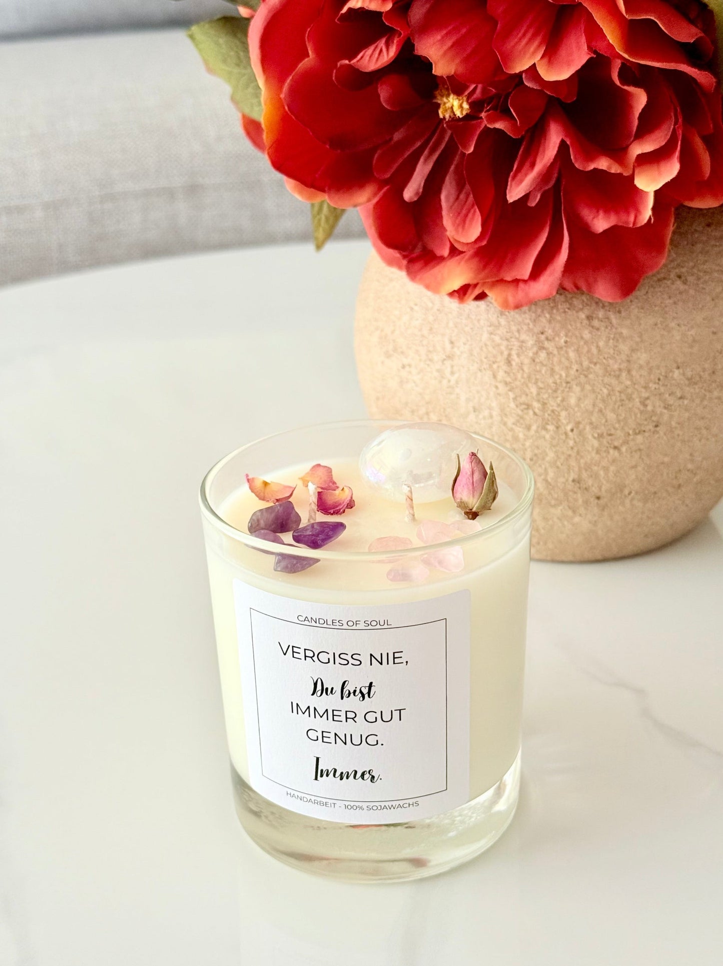 Spirituelle Sojawachs-Kerze mit Edelsteinen, Blüten und Affirmationsetikett