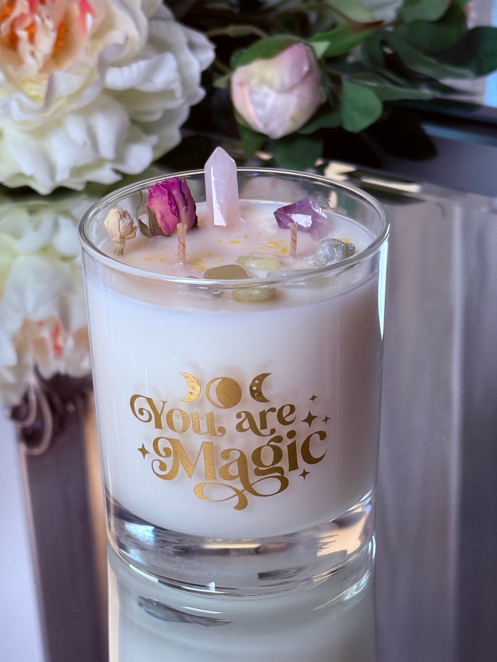 Ästhetische Kristallkerze als spirituelle Deko für den Altar oder Nachttisch, passend für Manifestations-Rituale und Selbstliebe.