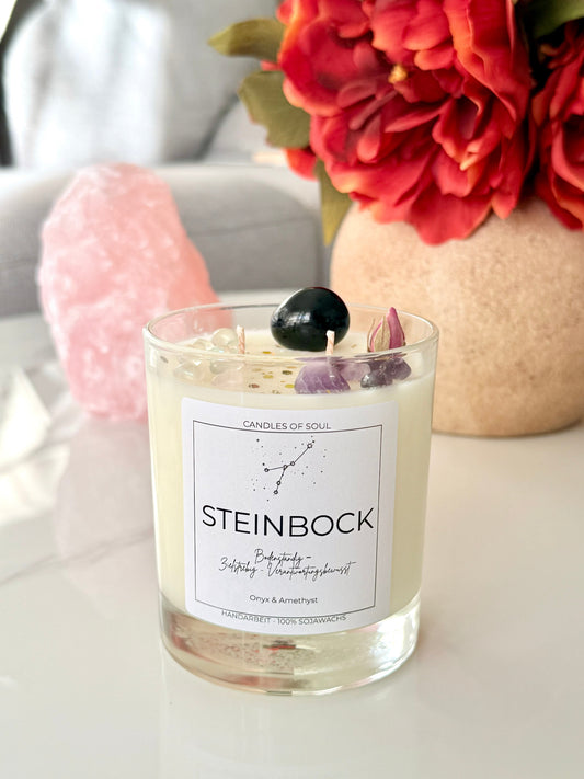 Steinbock Sternzeichen Kerze mit Onyx und Amethyst – handgemachte Kristallkerze auf weißem Tisch