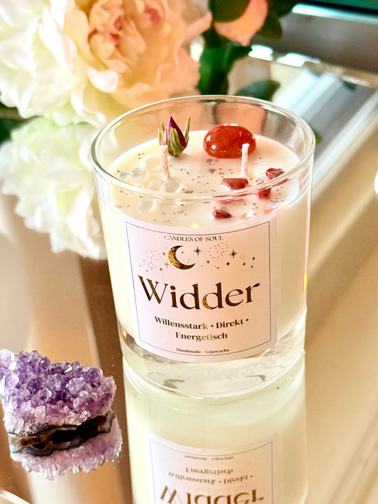 Handgefertigte Widder-Kerze als Geschenkidee mit echten Heilsteinen.