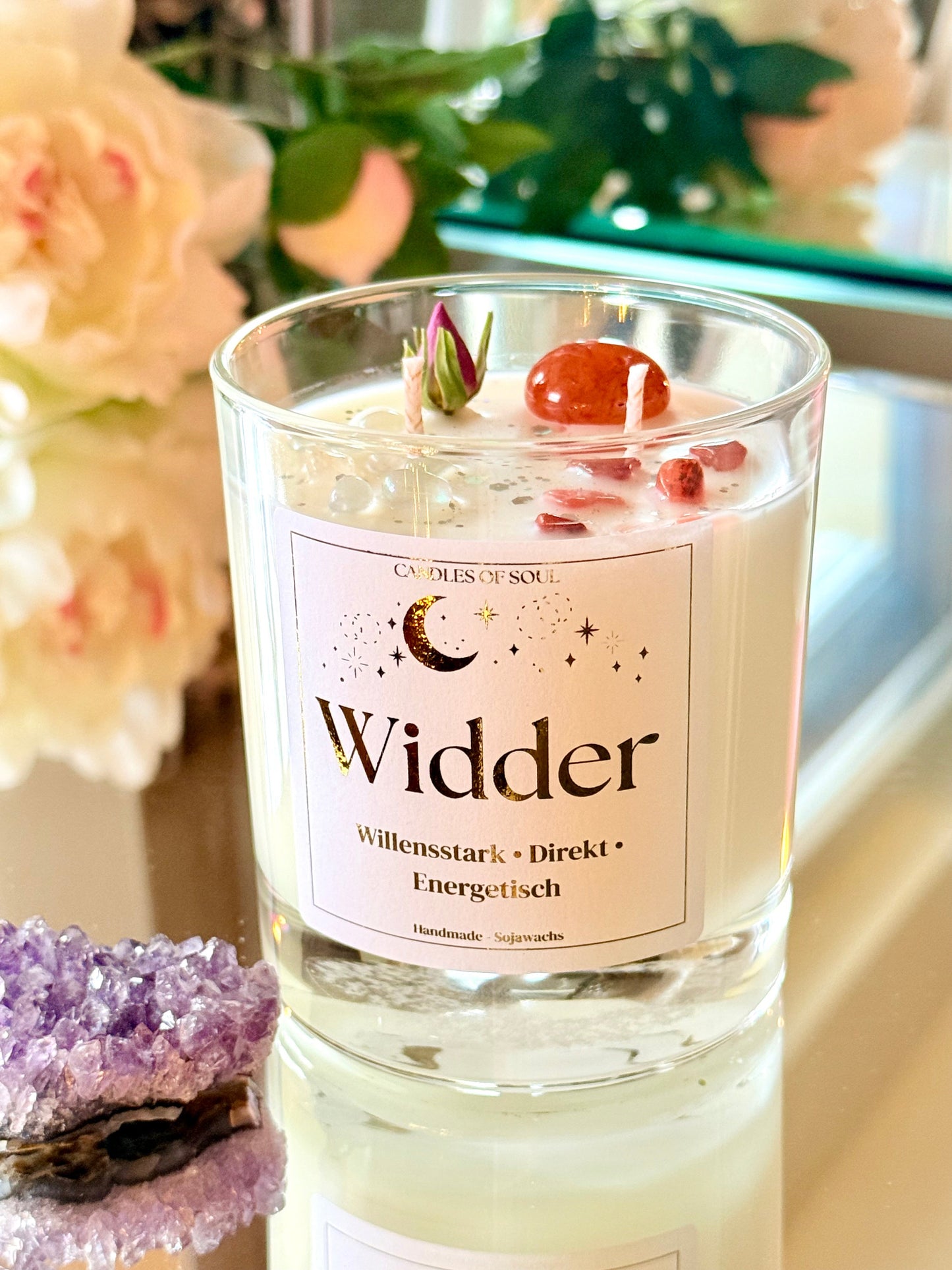 Widder Kristallkerze im Glas mit rotem Karneol-Edelstein und Bergkristall-Splittern.