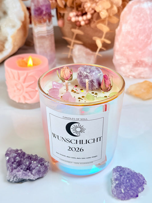 Wunschlicht 2026 Kristallkerze mit Rosenquarz, Jade-Chips und Lepidolith für spirituelle Wünsche und Rituale.