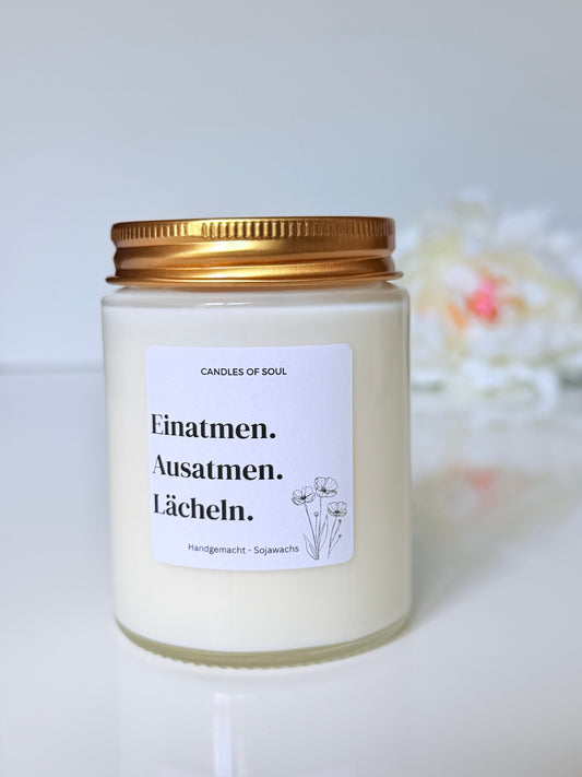 Handgemachte Achtsamkeitskerze mit dem Spruch Einatmen Ausatmen Lächeln