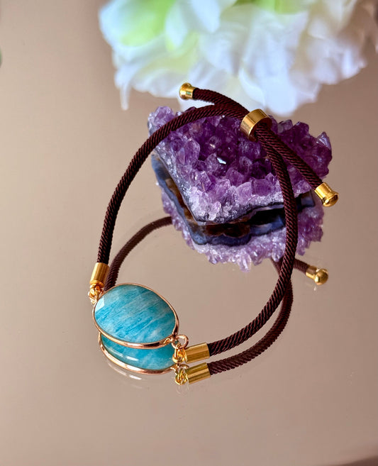 Verstellbares Armband mit türkisfarbenem Amazonit Edelstein aus Peru und goldenen Details.